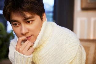 李易峰胃疼揉胃照片,揉胃照片展现明星关爱自我